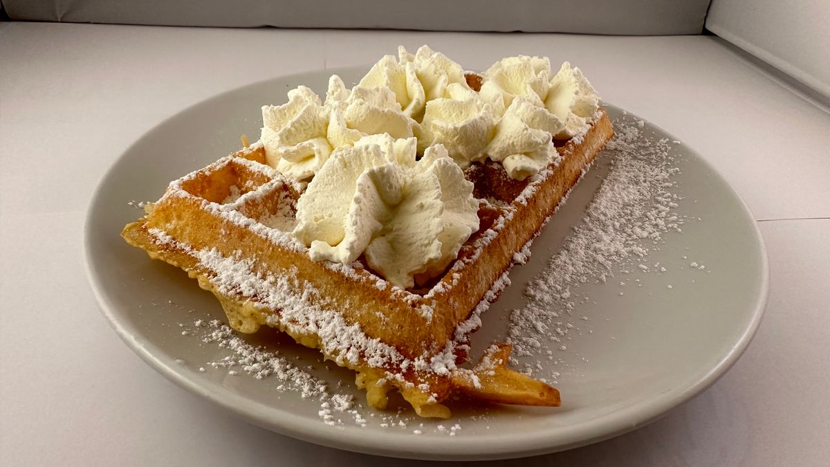 Vers gebakken Brusselse wafel van Marcs Wafels met poedersuiker en slagroom