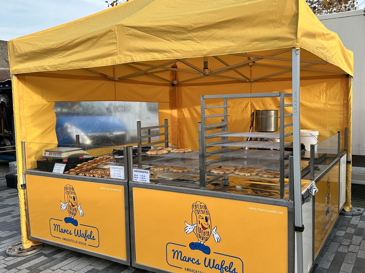Het kleine marktraam van Marcs Wafels waar onze wafels vers gebakken worden