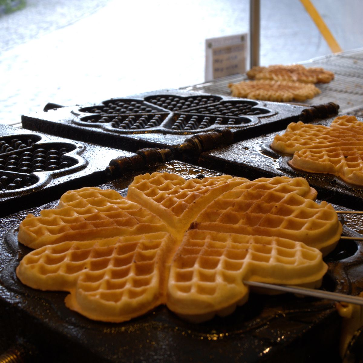 Vers uit het wafelijzer gebakken hartenwafels (vanillewafels) van Marcs Wafels