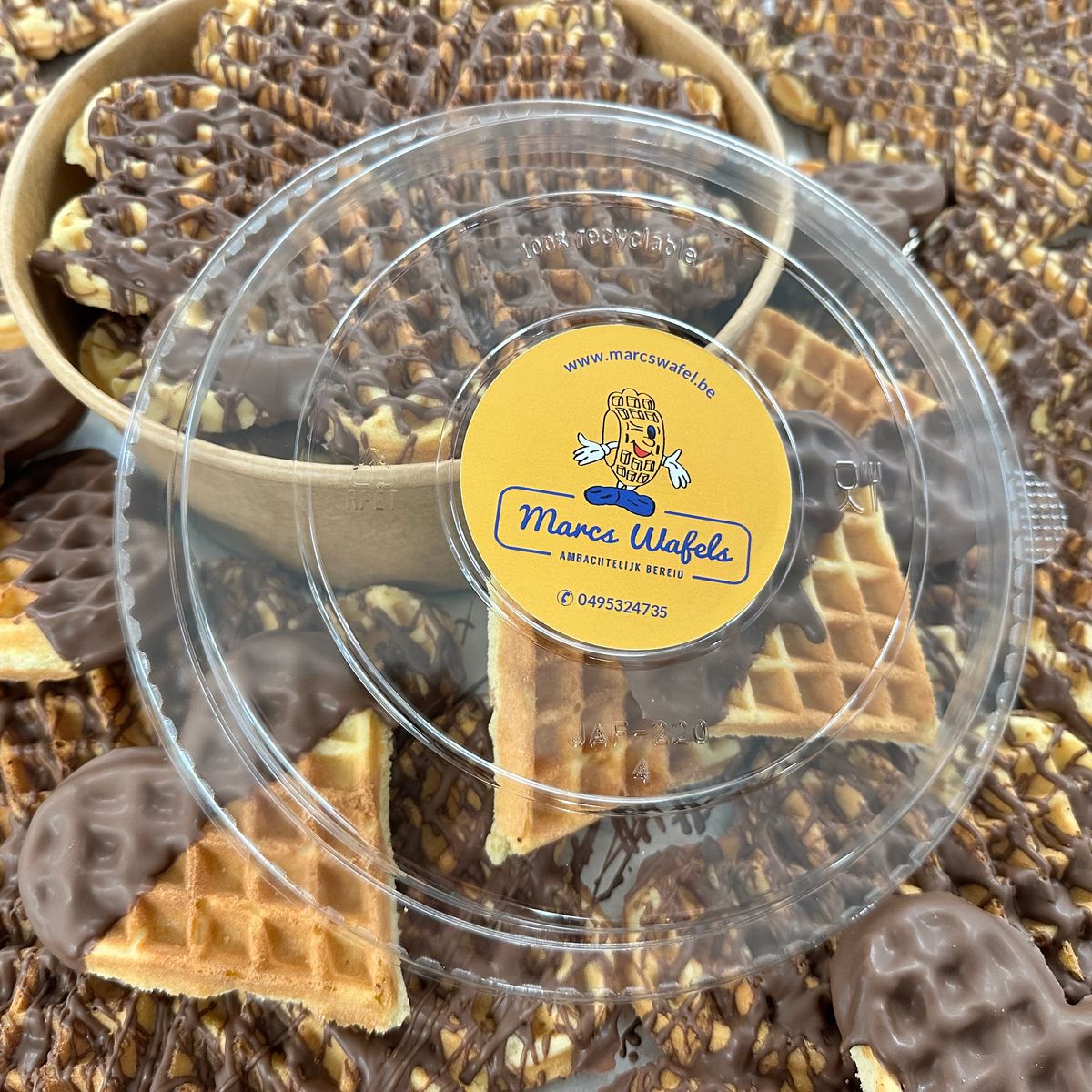 De overheerlijke en vers gebakken hartenwafels (vanillewafels) van Marcs Wafels gedopt in lekkere Callebaut chocolade