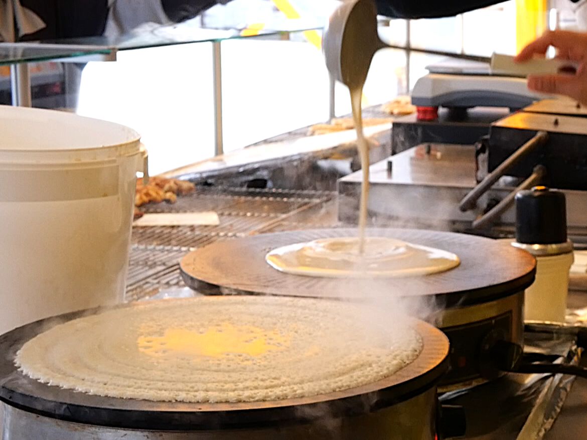 Onze heerlijke en vers gebakken pannenkoeken van Marcs Wafels, met echte hoevemelk, klaar om van te genieten met suiker, siroop of andere toppings
