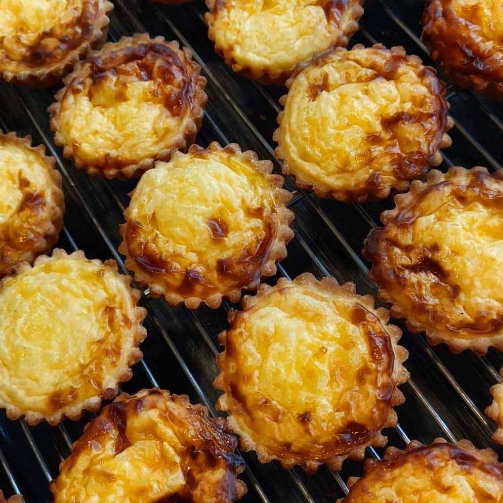 Onze heerlijke verse rijstaartjes van Marcs Wafels, gemaakt van ons eigen recept met verse melk en rijst, klaar om van te genieten als dessert of tussendoortje. Zelfs de bodems van de rijstaartjes zijn met de hand gemaakt volgens ons eigen recept.